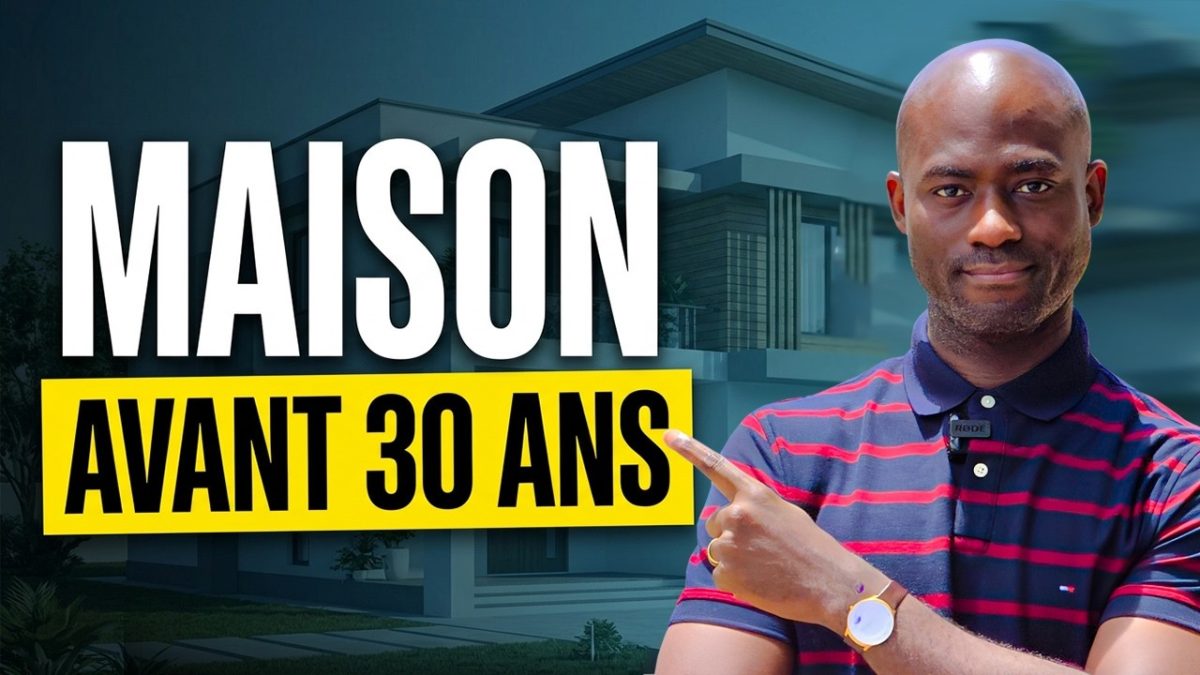 Jeune couple devant une maison construite en périphérie d’une ville africaine