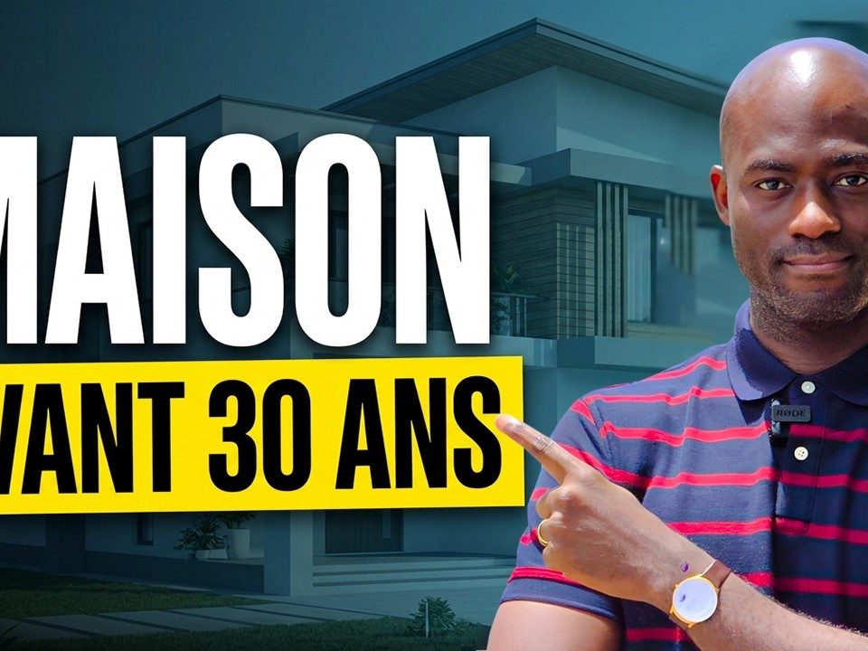 Jeune couple devant une maison construite en périphérie d’une ville africaine