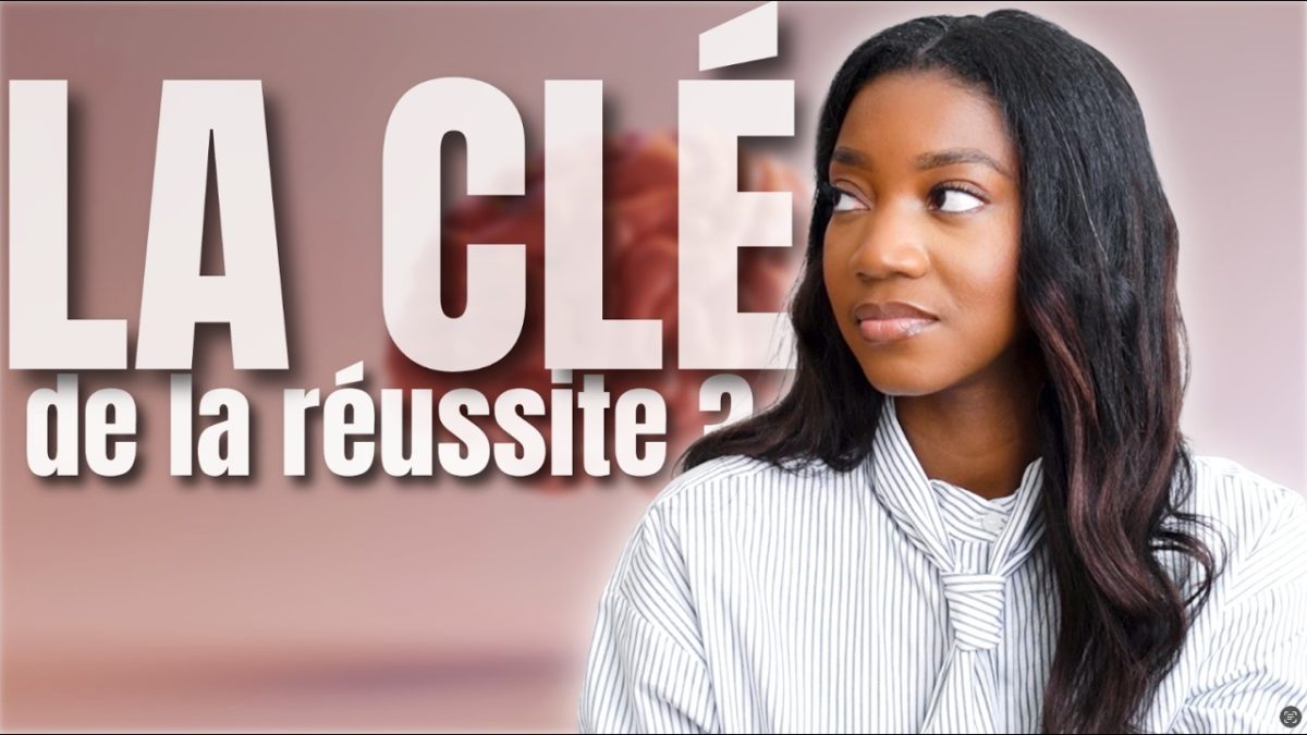 Personne travaillant au développement de ses compétences pour créer de nouvelles sources de revenus